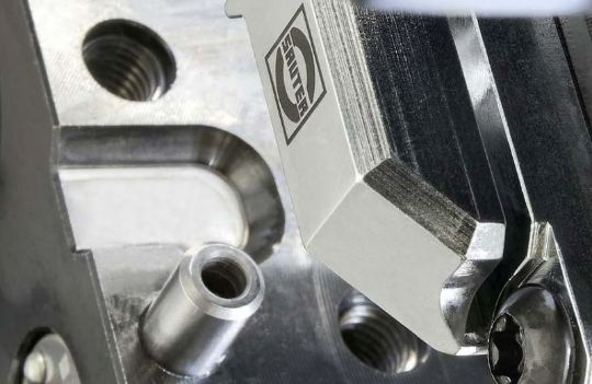 Держатели инструменты с поперечной, продольной и многопозиционной системой крепления, держатели для бортштанг, распределители для СОЖ, системы крепления с установочной втулкой, двойные держатели, пластины держателя, держатели сверла, переходные втулки (в т.ч. с прорезью), цанговые патроны с цилиндрическим валом, SE-крепежные элементы, болты