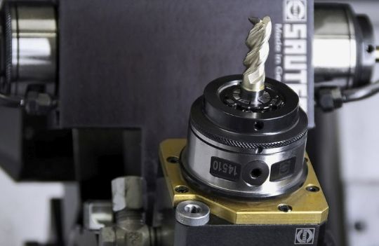 Револьверные головки синей, оранжевой и красной линий. Инструментальные револьверные головки с вертикальной осью вращения