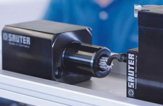 90°-адаптеры для резцедержателей, предназначенных для токарной обработки,резцедержатели для борштанг с зажимом и внутренним подводом СОЖ, переходные втулки, резцедержатели с зажимными цангами для борштанг, резцедержатели для отрезного резца системы